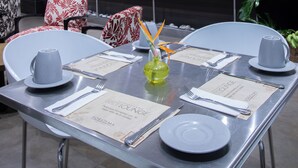 Un moderno comedor con una barra libre, que incluye una variedad de alimentos y una estatua de Buda.