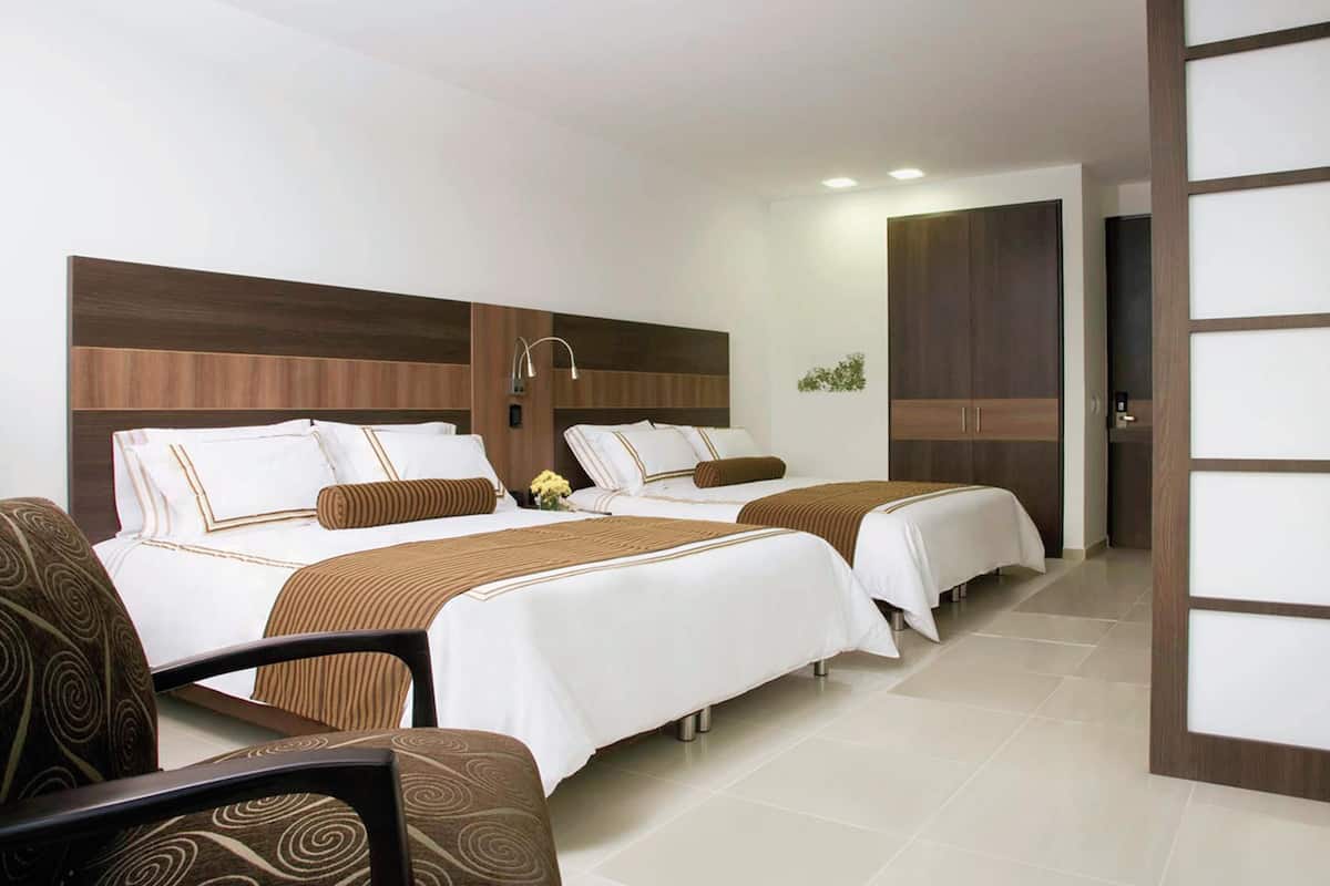1 Schlafzimmer, hochwertige Bettwaren, Zimmersafe, Schreibtisch