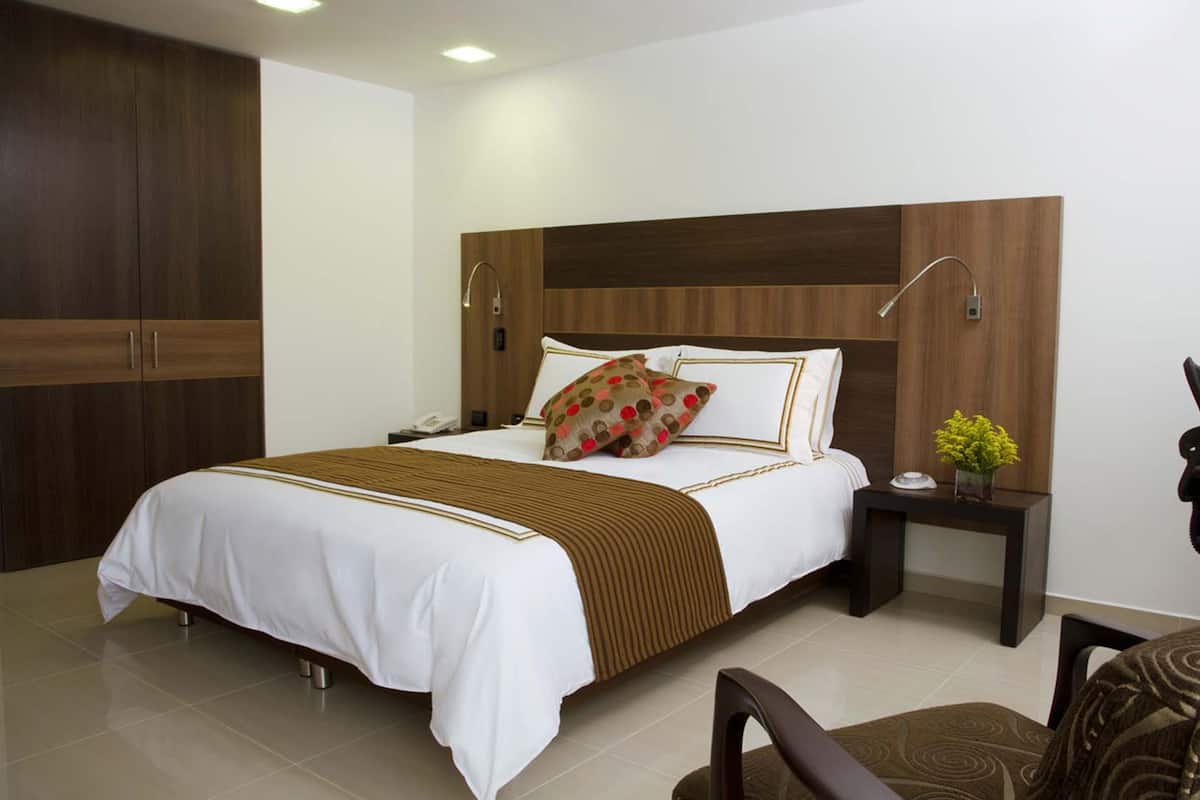 1 bedroom, premium bedding, in-room safe, desk