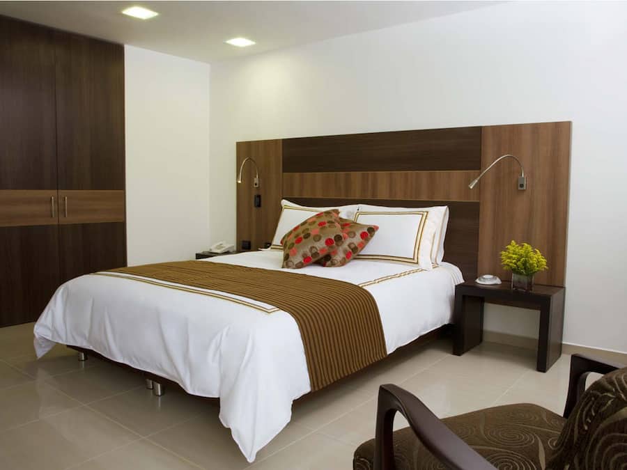 Roupas de cama premium, cofres nos quartos, escrivaninha