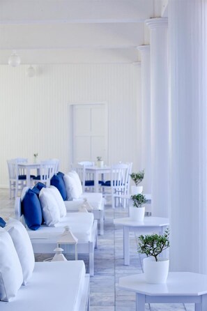 Breakfast and dinner served - Mrs Chryssana Beach Hotel (Platanias)