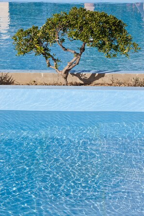 季节性开放的室外游泳池，10:30 至 18:30 开放，池畔遮阳伞，日光浴躺椅