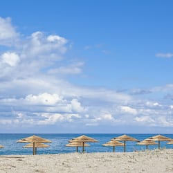 Sulla spiaggia, sabbia bianca, teli da spiaggia