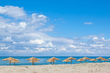 Una spiaggia nelle vicinanze, sabbia bianca, teli da spiaggia. Mrs Chryssana Beach Hotel