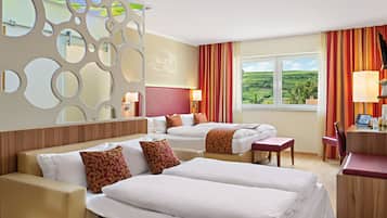 Ropa de cama hipoalergénica y caja de seguridad en la habitación