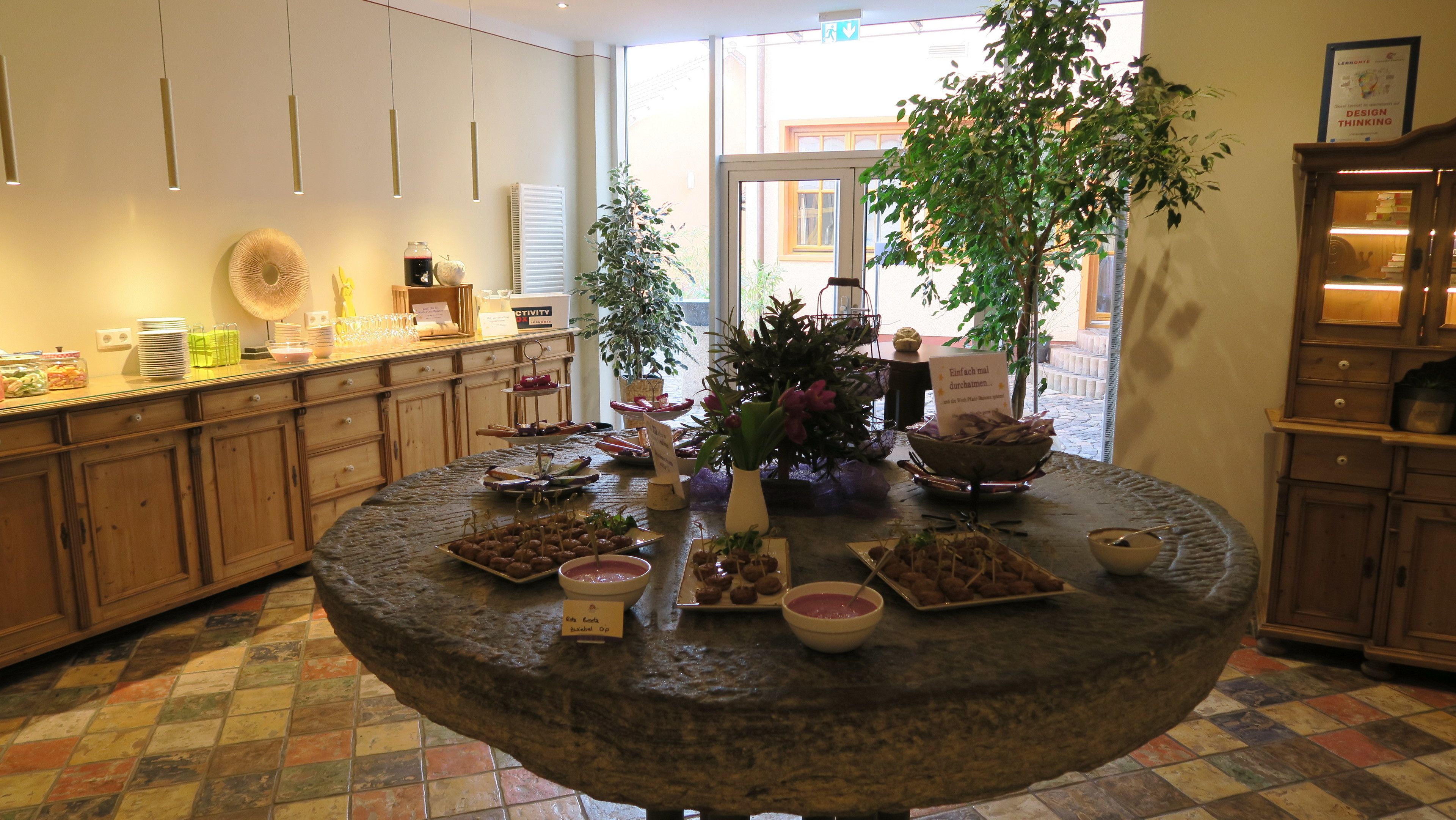 Ein reichhaltiges Buffet mit verschiedenen Speisen und einem deutschen Schild.