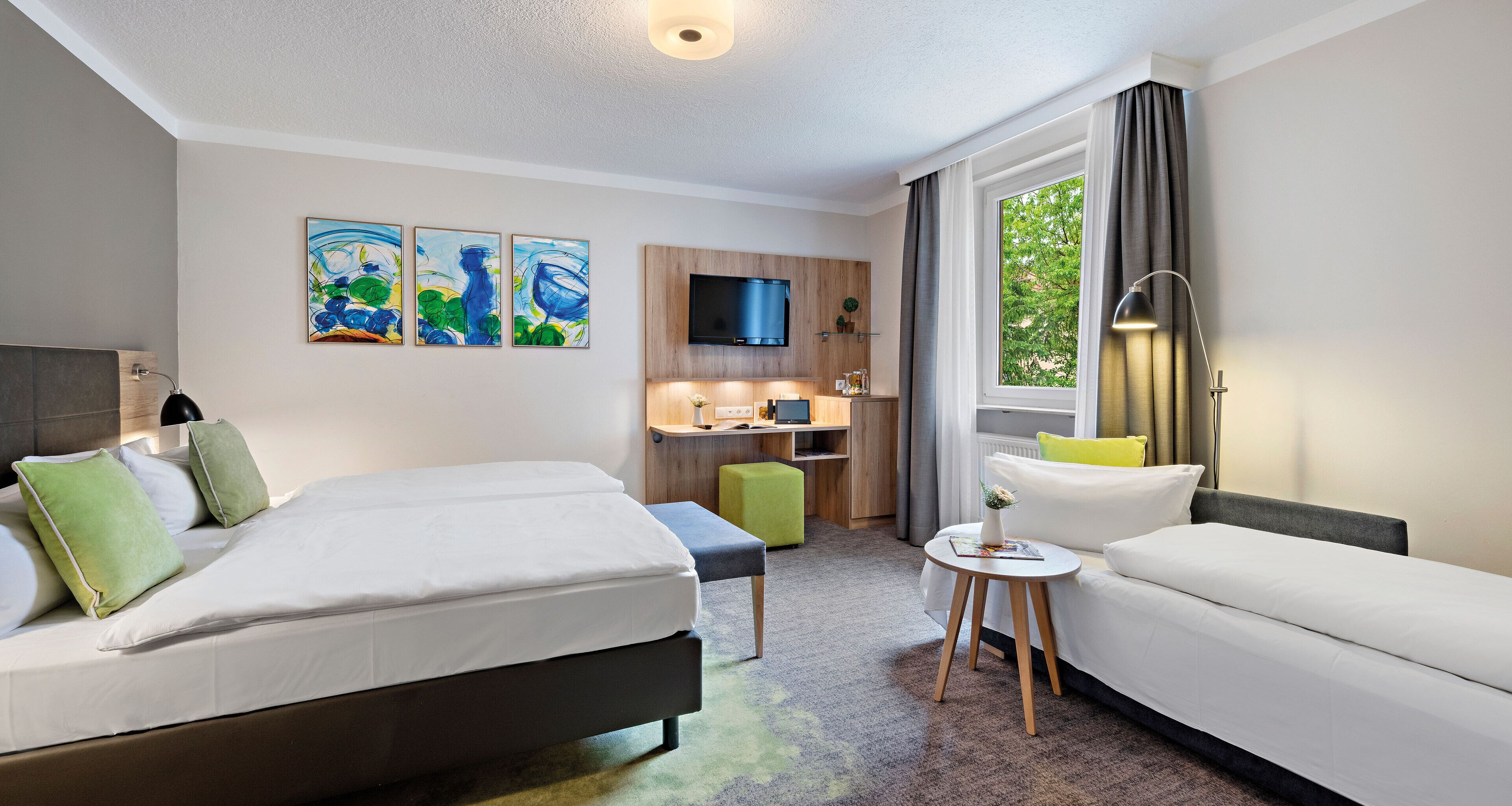 double room | hypo-allergenic bedding, in-room safe, desk, laptop workspace