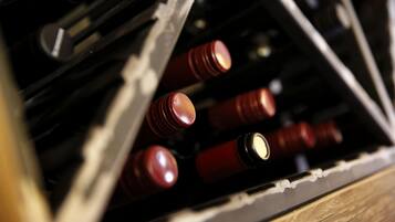 Primer plano de botellas de vino en una caja de madera.