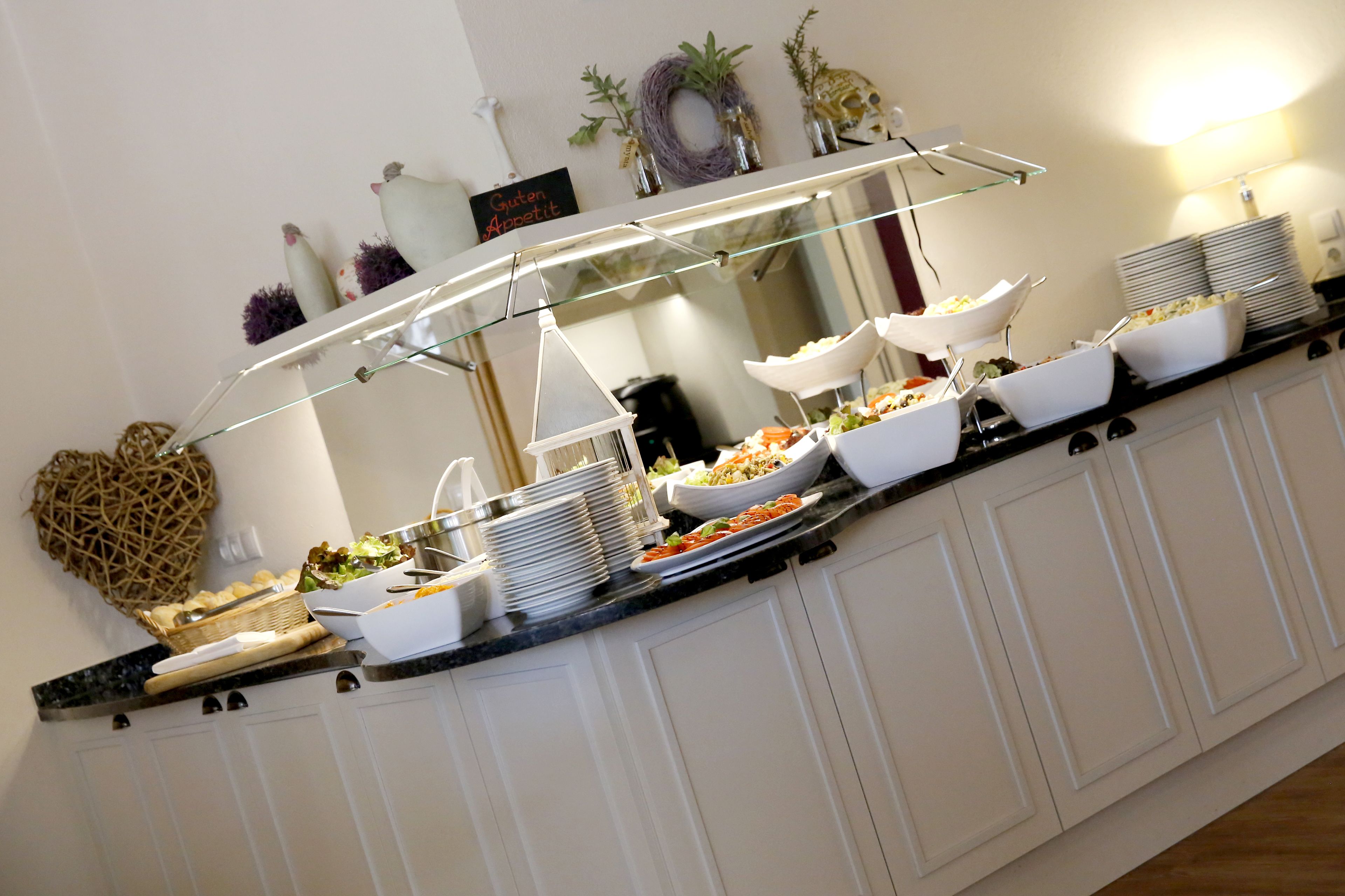 Montaje de buffet con diversos alimentos y un letrero que indica 'Gluten Free'.