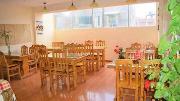 Petit-déjeuner composé de spécialités régionales (4 USD par personne)