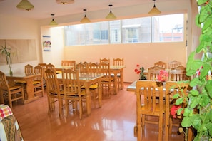 Desayuno con opciones de la cocina local diario (USD 4 por persona)