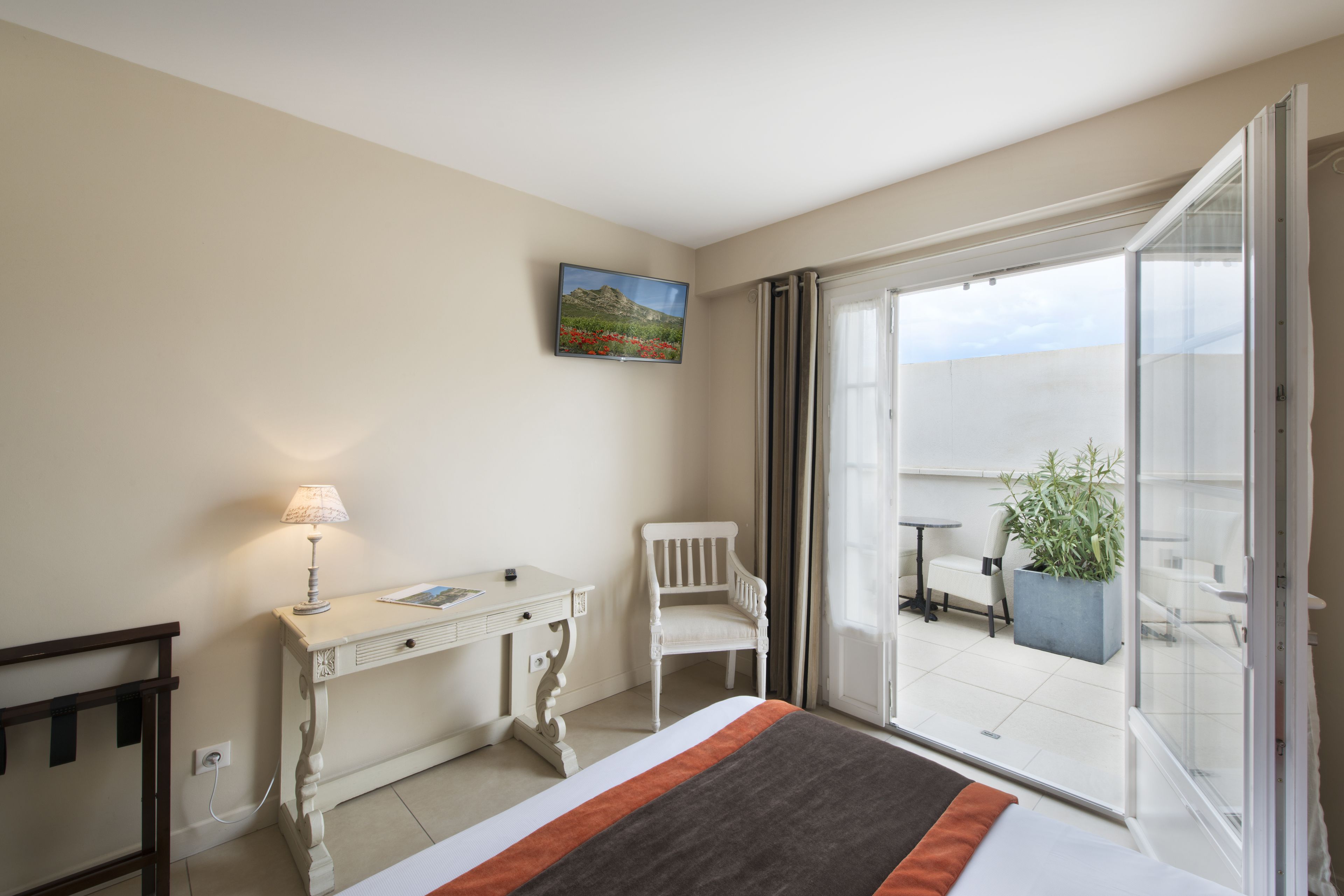 standard double room | in-room safe, individually furnished, desk, soundproofing