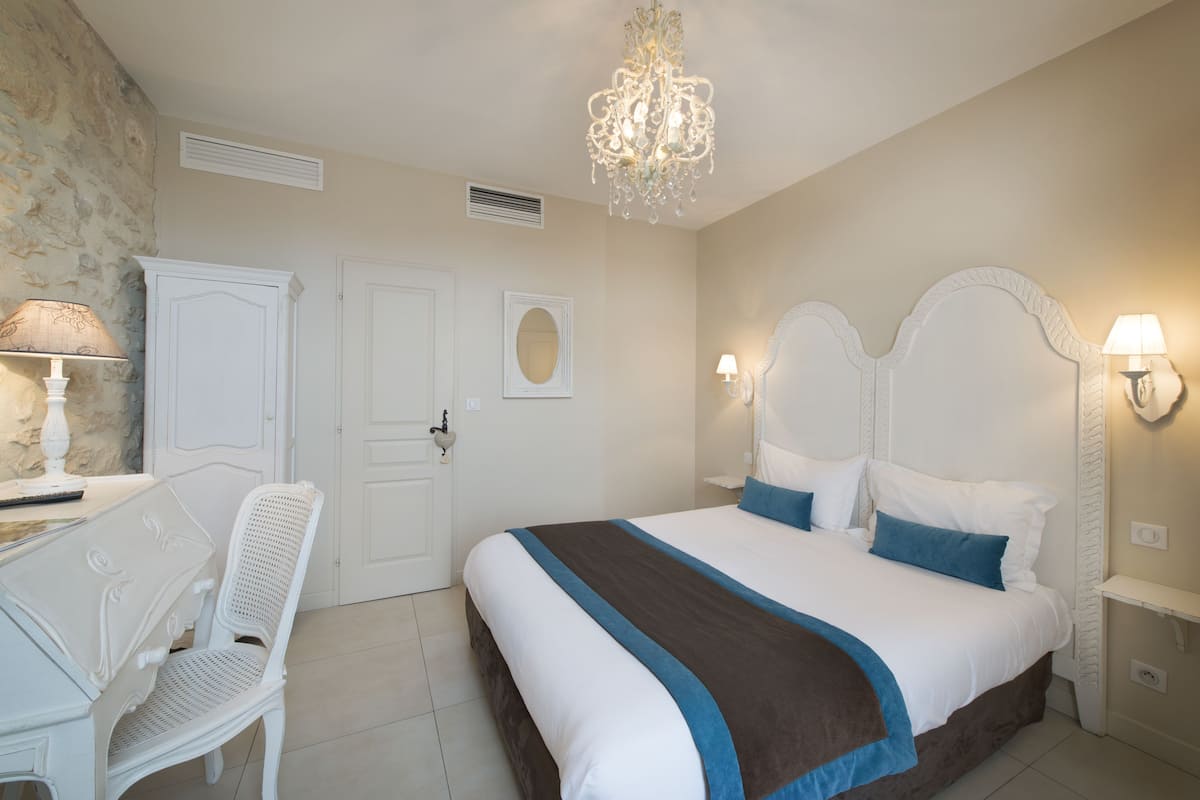 Une chambre à coucher avec un lit, un bureau et une chaise.