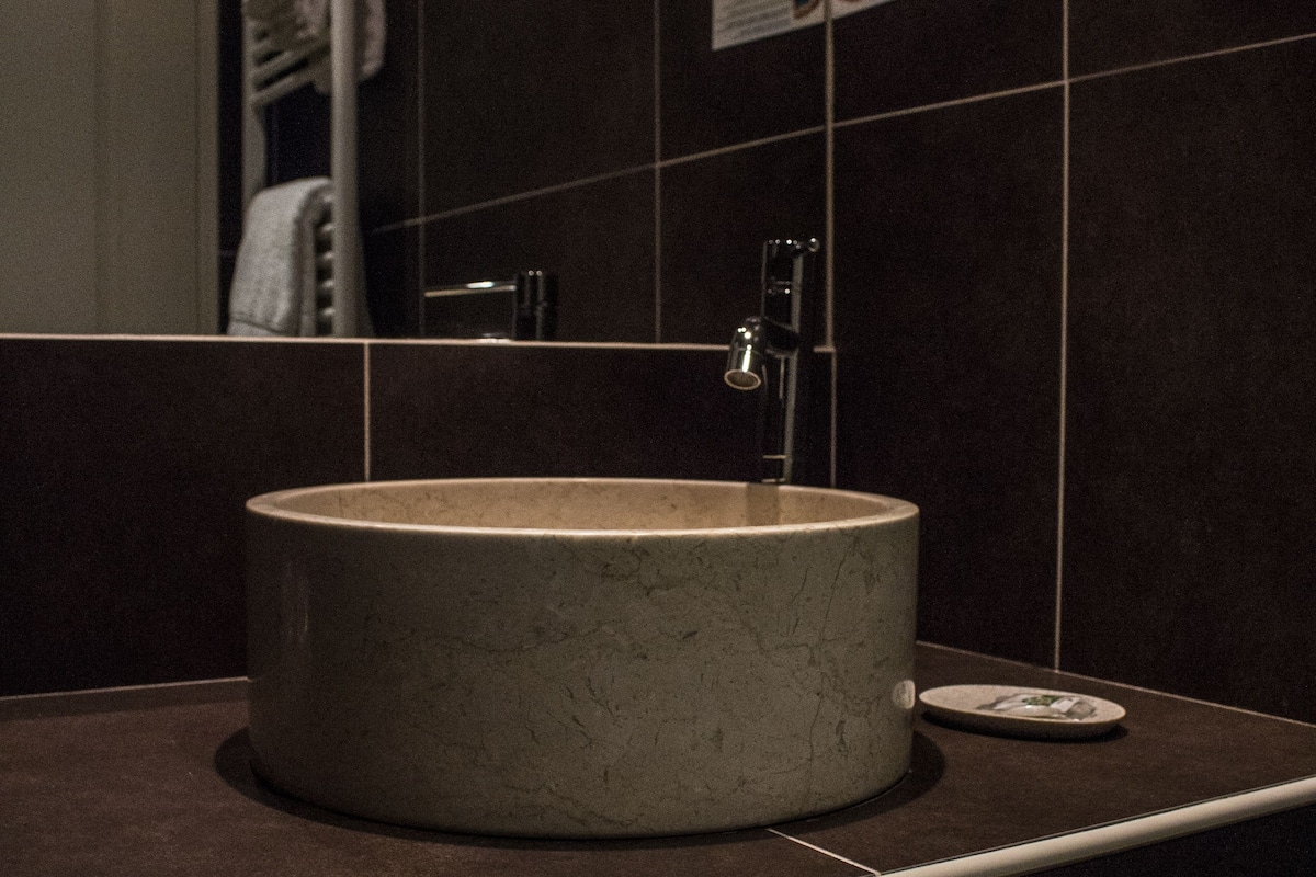 suite | bathroom sink