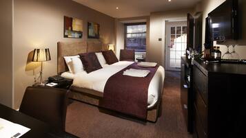 Double Room | 1 bedroom, hypo-allergenic bedding, minibar, in-room safe