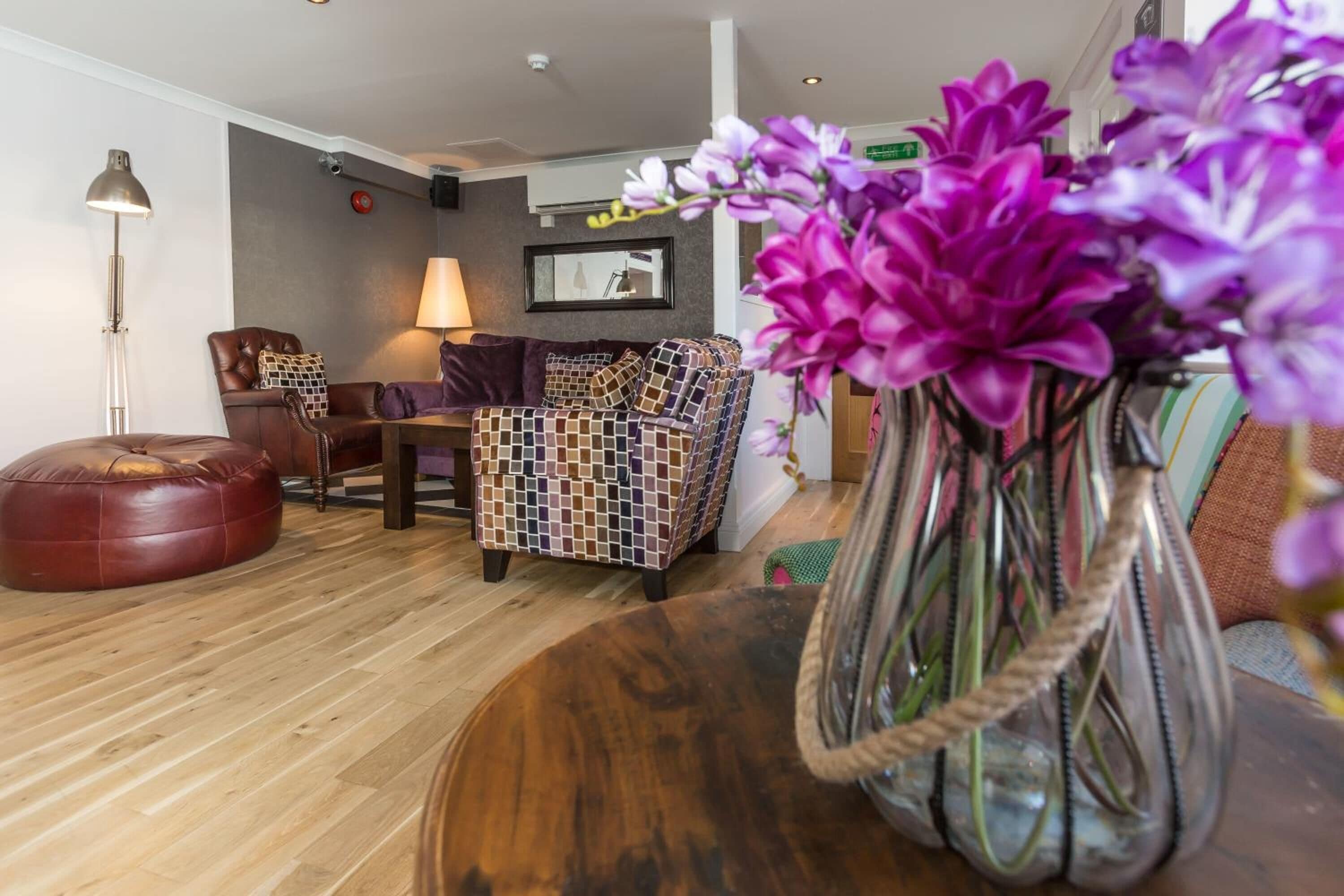 serves breakfast, lunch and dinner