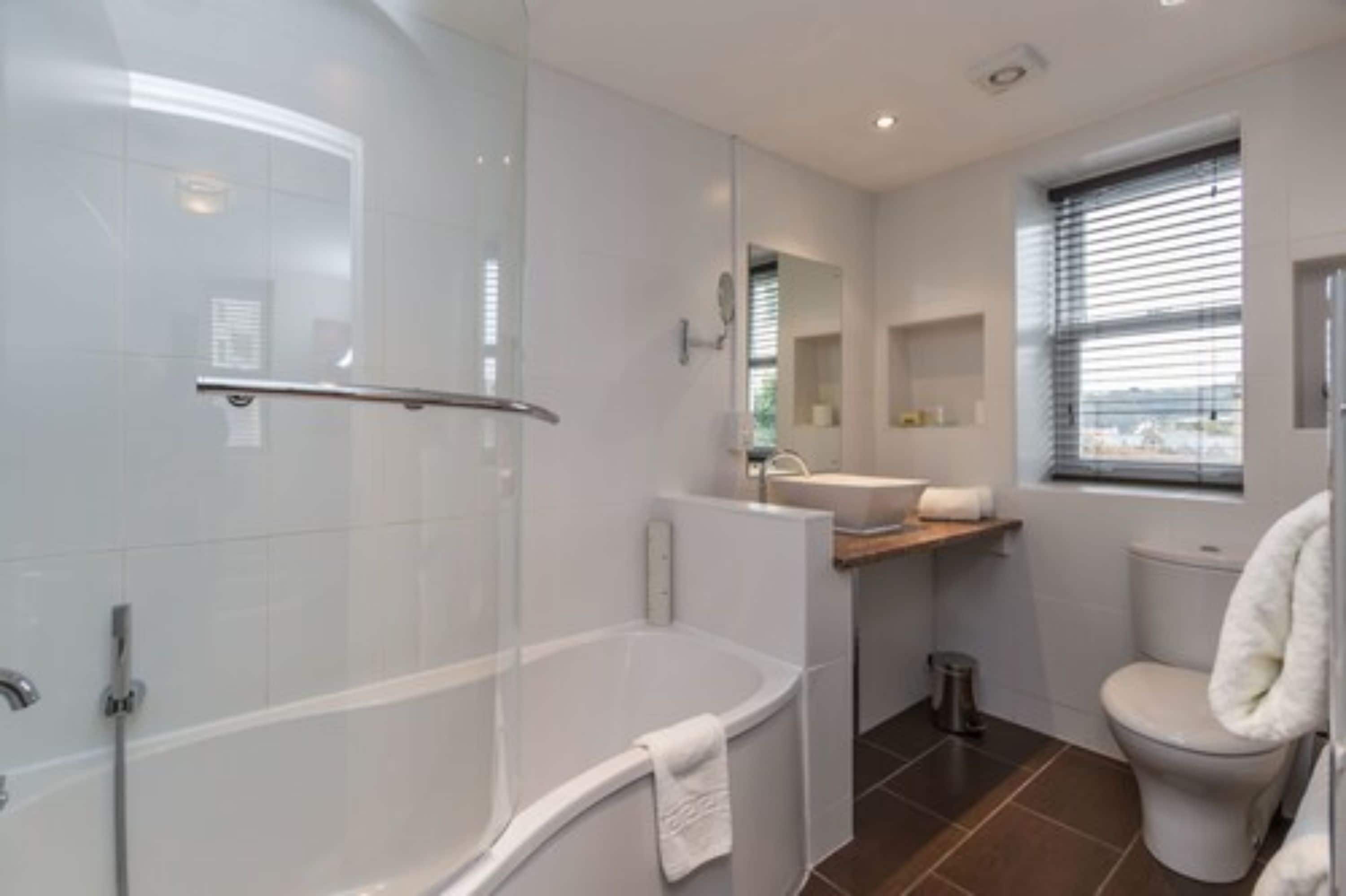 executive double or twin room | bathroom | free toiletries, hair dryer, towels
