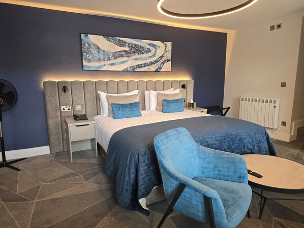 Hypo-allergenic bedding, minibar, in-room safe, iron/ironing board