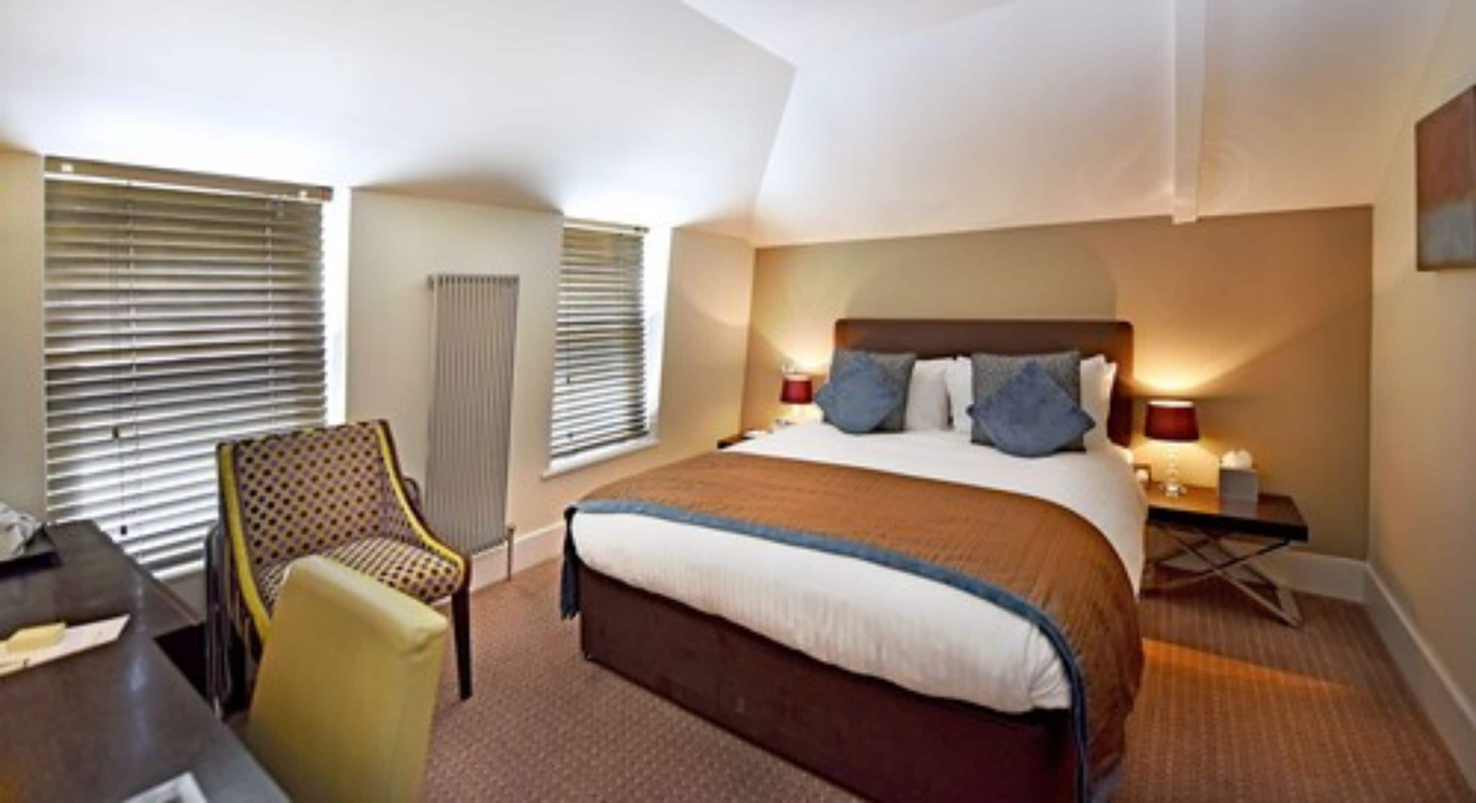 double room | minibar, in-room safe, desk, iron/ironing board