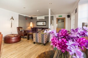 Una televisión de pantalla plana, un reproductor de DVD