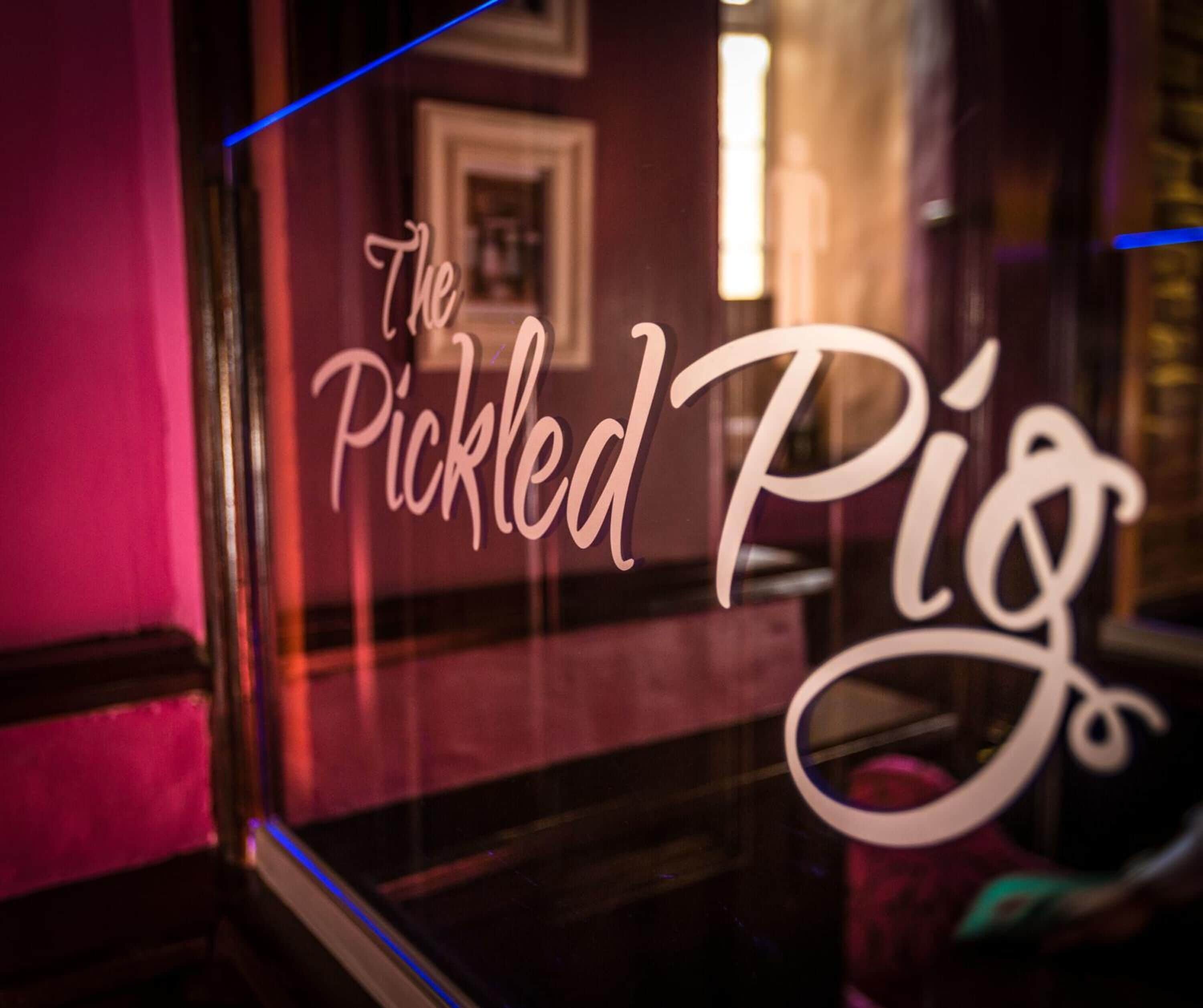 serves breakfast, lunch and dinner