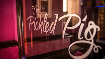 Una ventana con el texto "The Pickled Pig" en una tipografía cursiva.