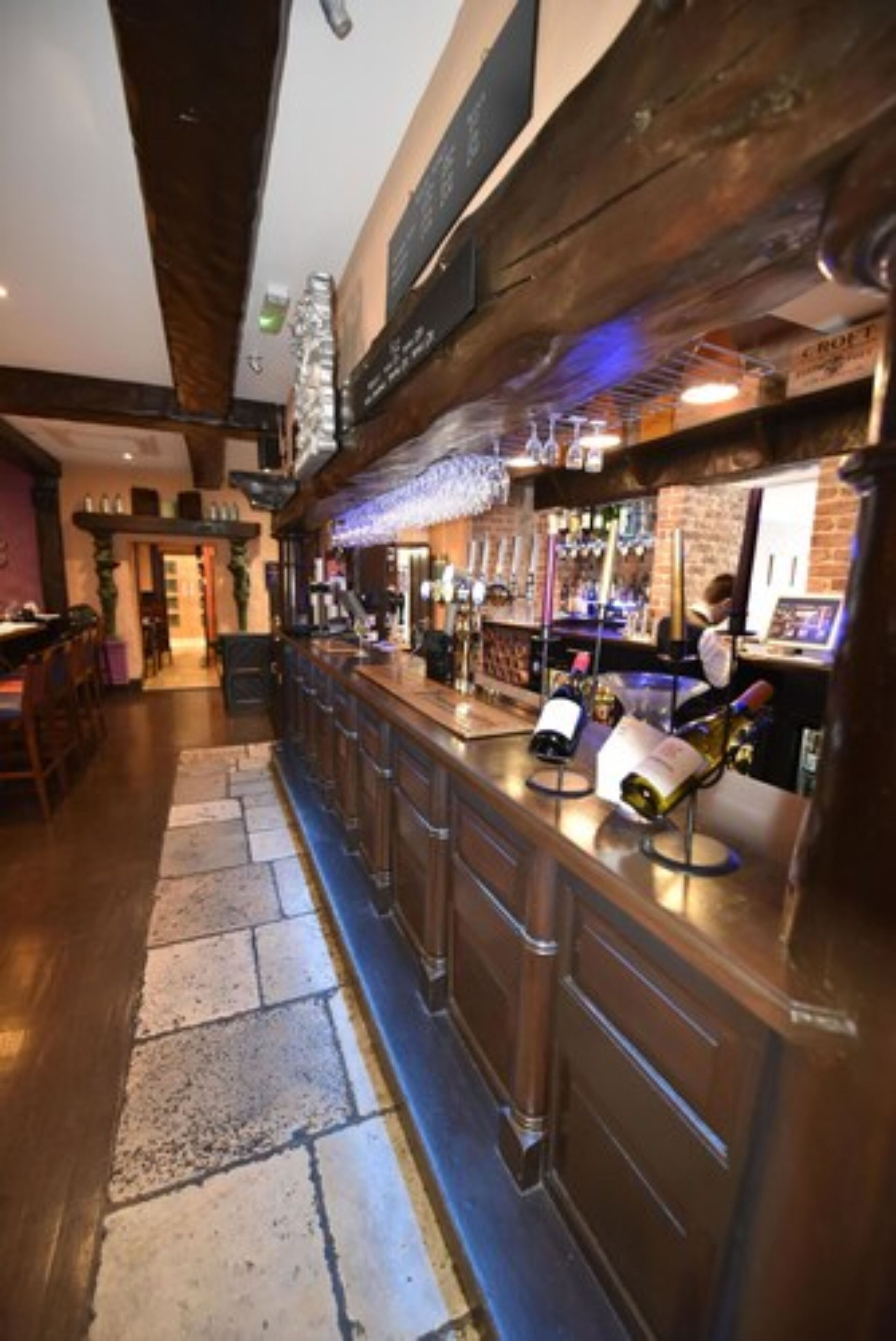 serves breakfast, lunch and dinner