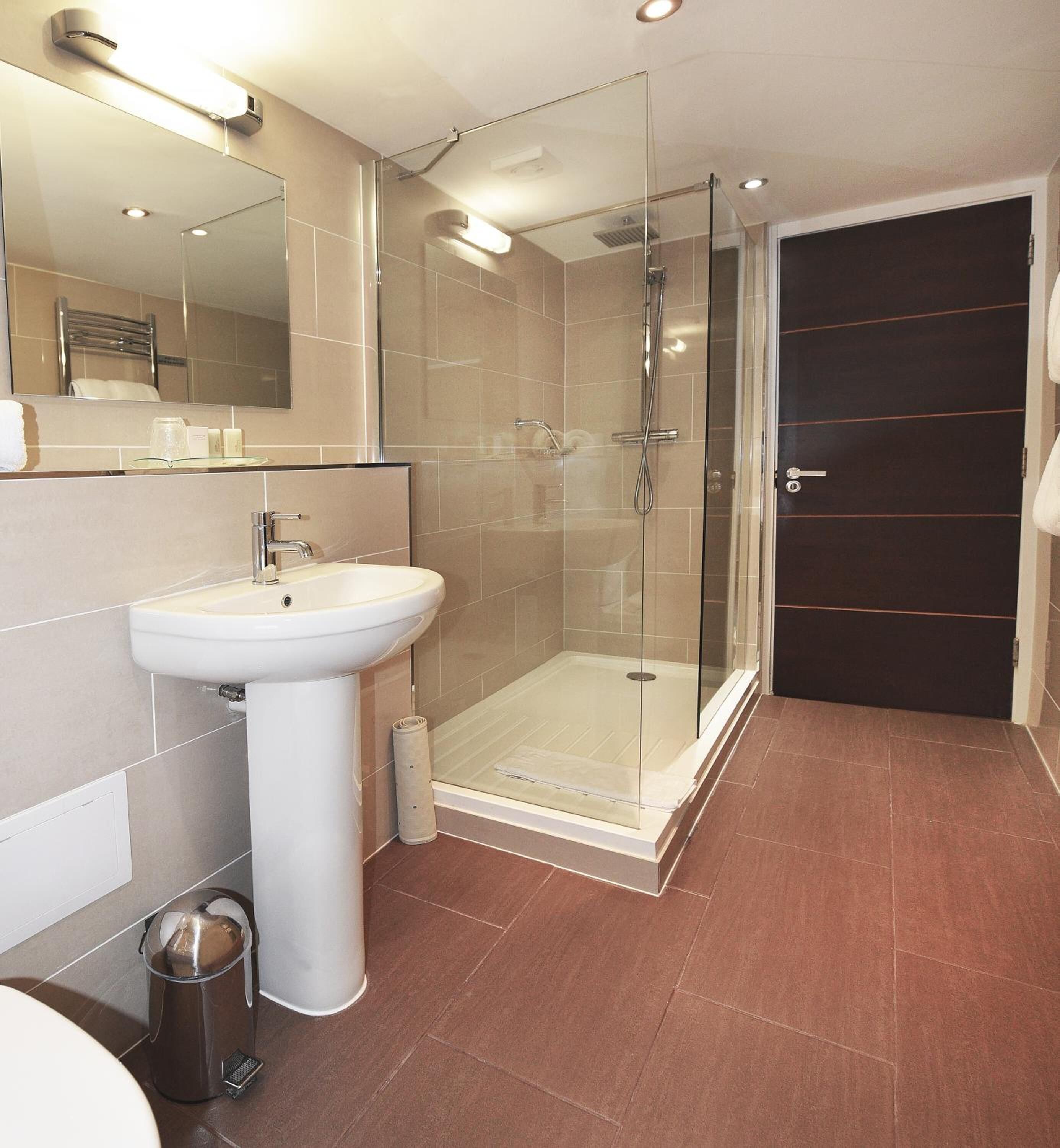 executive double or twin room | bathroom | free toiletries, hair dryer, towels