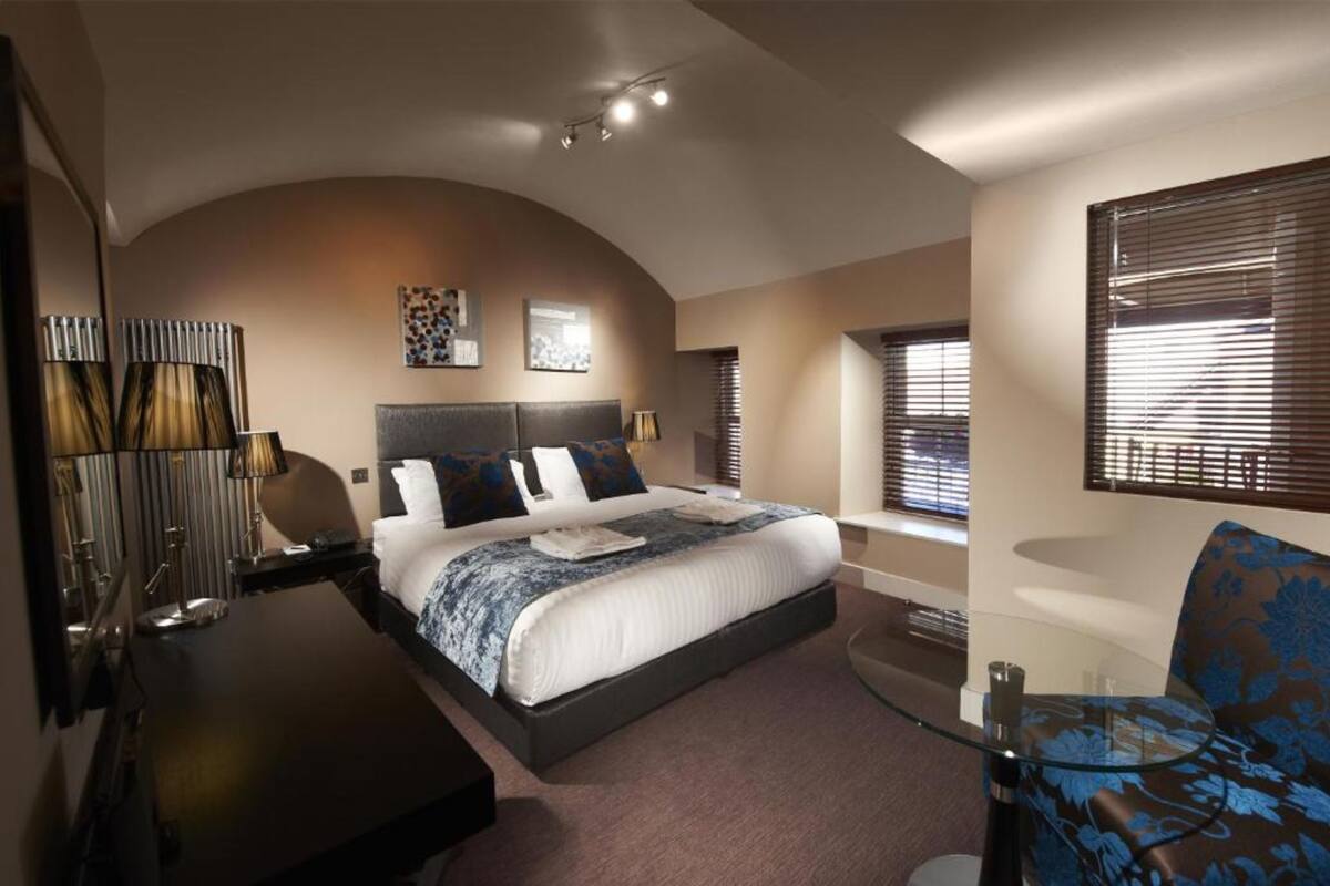 Hypo-allergenic bedding available, minibar, in-room safe