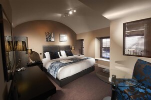 Ropa de cama hipoalergénica, minibar, caja fuerte