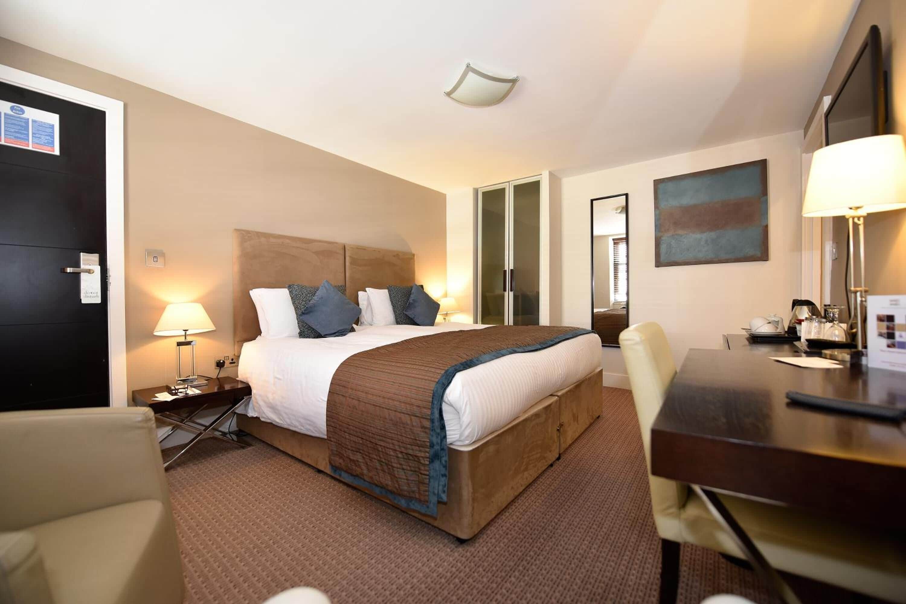 double room | minibar, in-room safe, desk, iron/ironing board