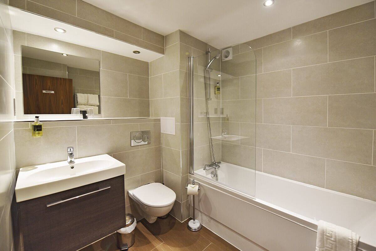 executive suite | bathroom | free toiletries, hair dryer, towels