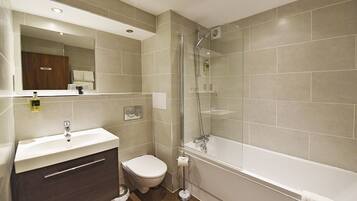 Een moderne badkamer met een wastafel, toilet en douche.