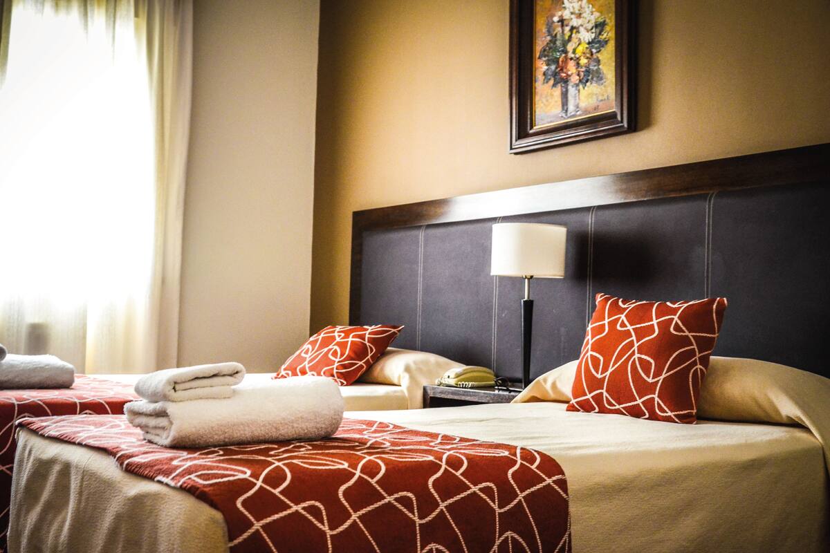 Superior Twin Room | Premium bedding, desk, laptop workspace, blackout drapes