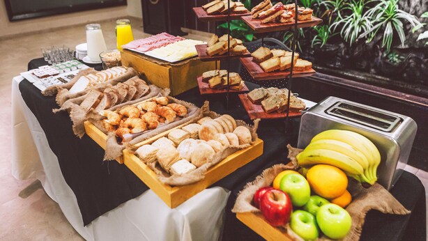 Free daily buffet breakfast - Hotel Carlos V  (San Miguel de Tucuman)
