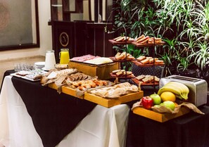 Café da manhã com buffet grátis todos os dias