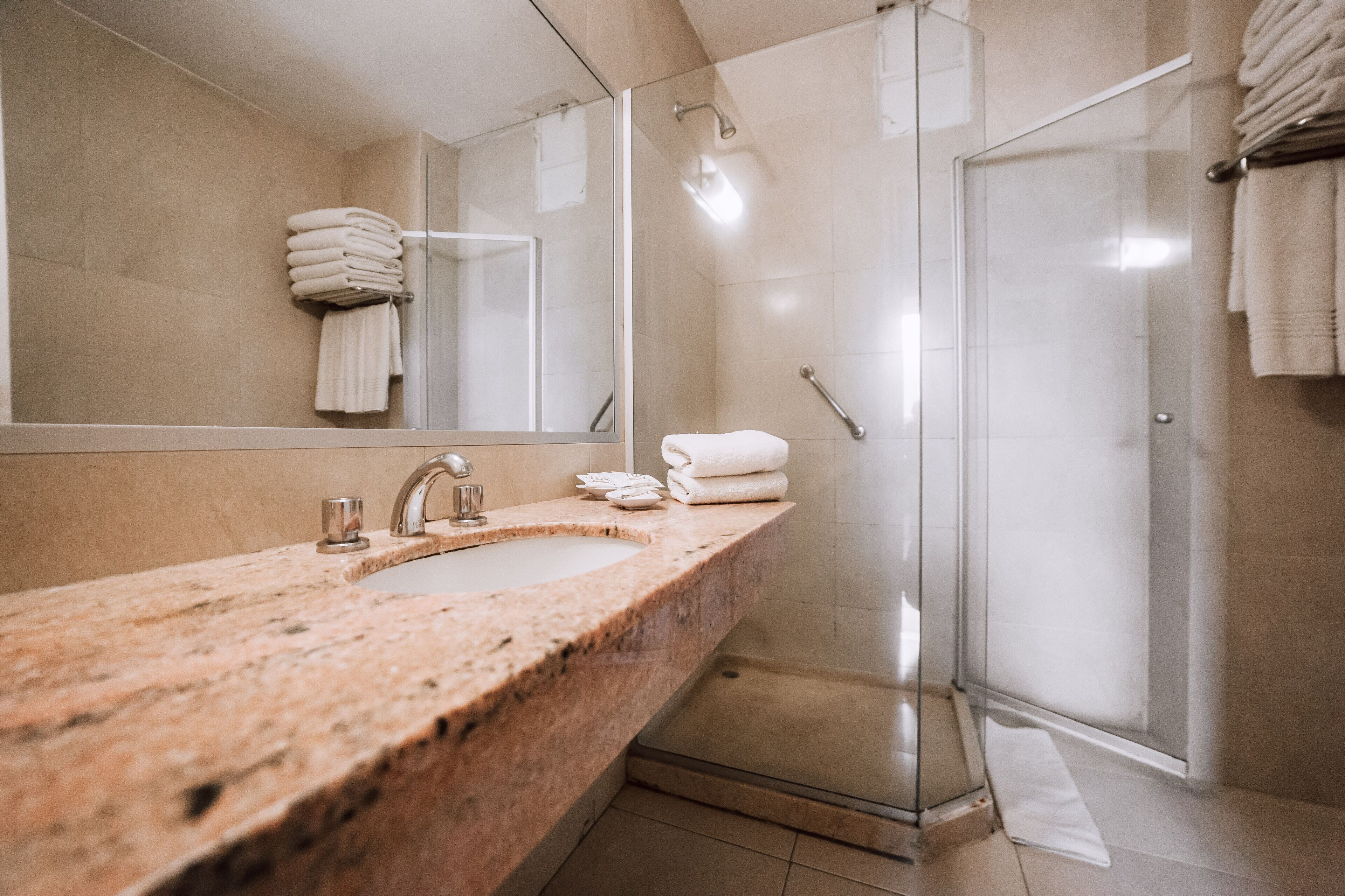 Apartamento superior, 2 quartos (4 People) | Banheiro | Chuveiro, chuveiro com efeito de chuva, produtos de toalete grátis 
