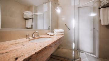 Apartamento superior, 2 quartos (4 People) | Banheiro | Chuveiro, chuveiro com efeito de chuva, produtos de toalete grátis