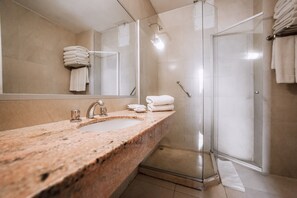 Superior Apartment, 2 Bedrooms (4 People) | Bathroom | Shower, rainfall showerhead, free toiletries, hair dryer - Hotel Carlos V  (Tucuman)