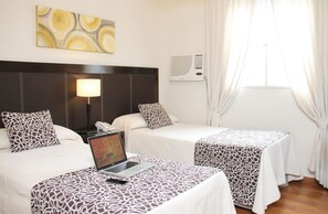 Superior Twin Room | Bathroom | Shower, rainfall showerhead, free toiletries, hair dryer