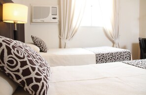 Superior Twin Room | Bathroom | Shower, rainfall showerhead, free toiletries, hair dryer - Hotel Carlos V  (Tucuman)