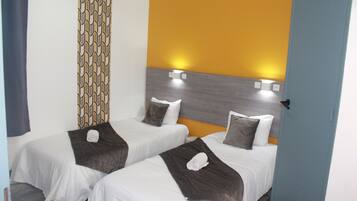 Chambre avec lits jumeaux, 2 lits une place | Bureau, Wi-Fi gratuit, draps fournis