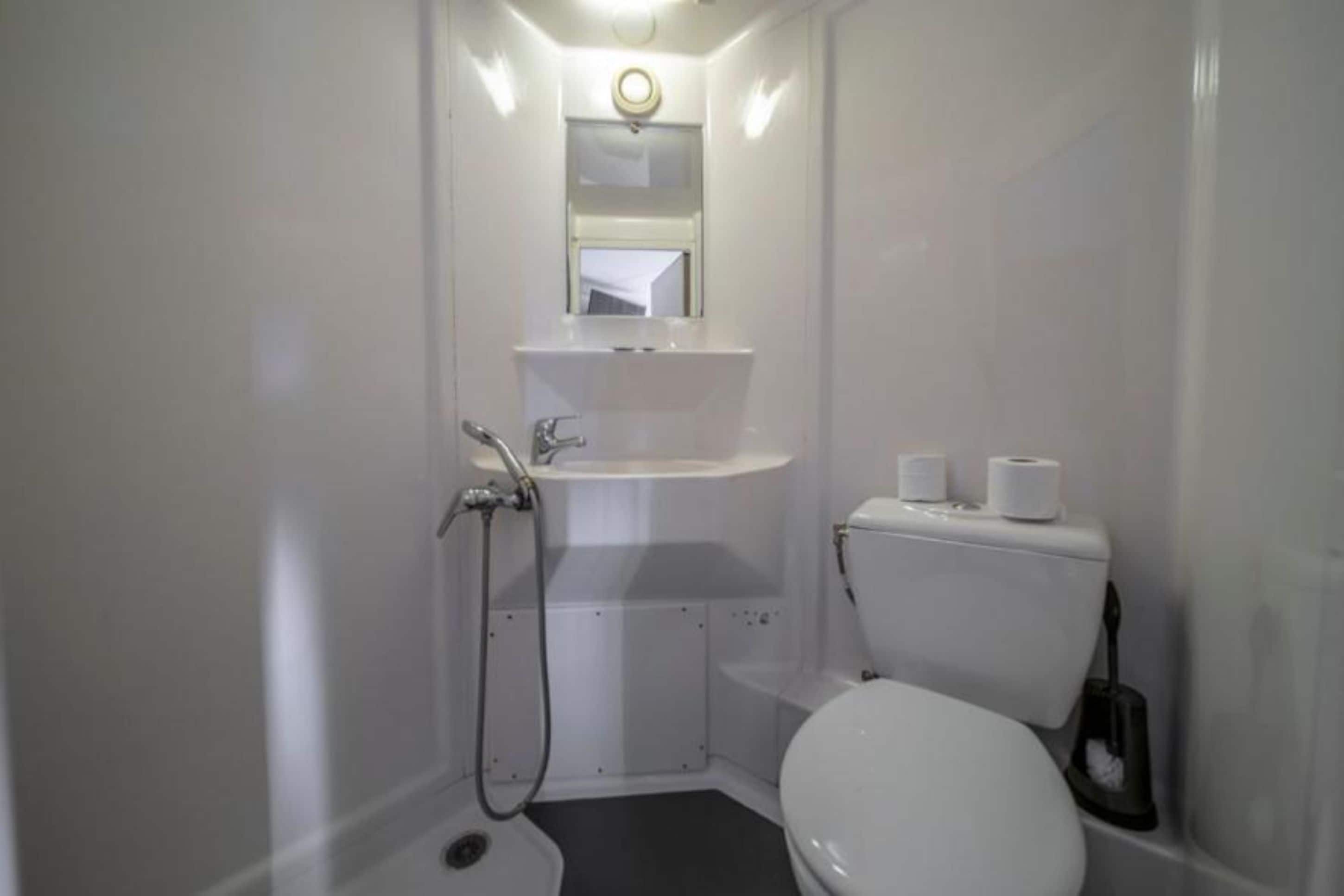Tweepersoonskamer | Badkamer | Een douche, gratis toiletartikelen, handdoeken