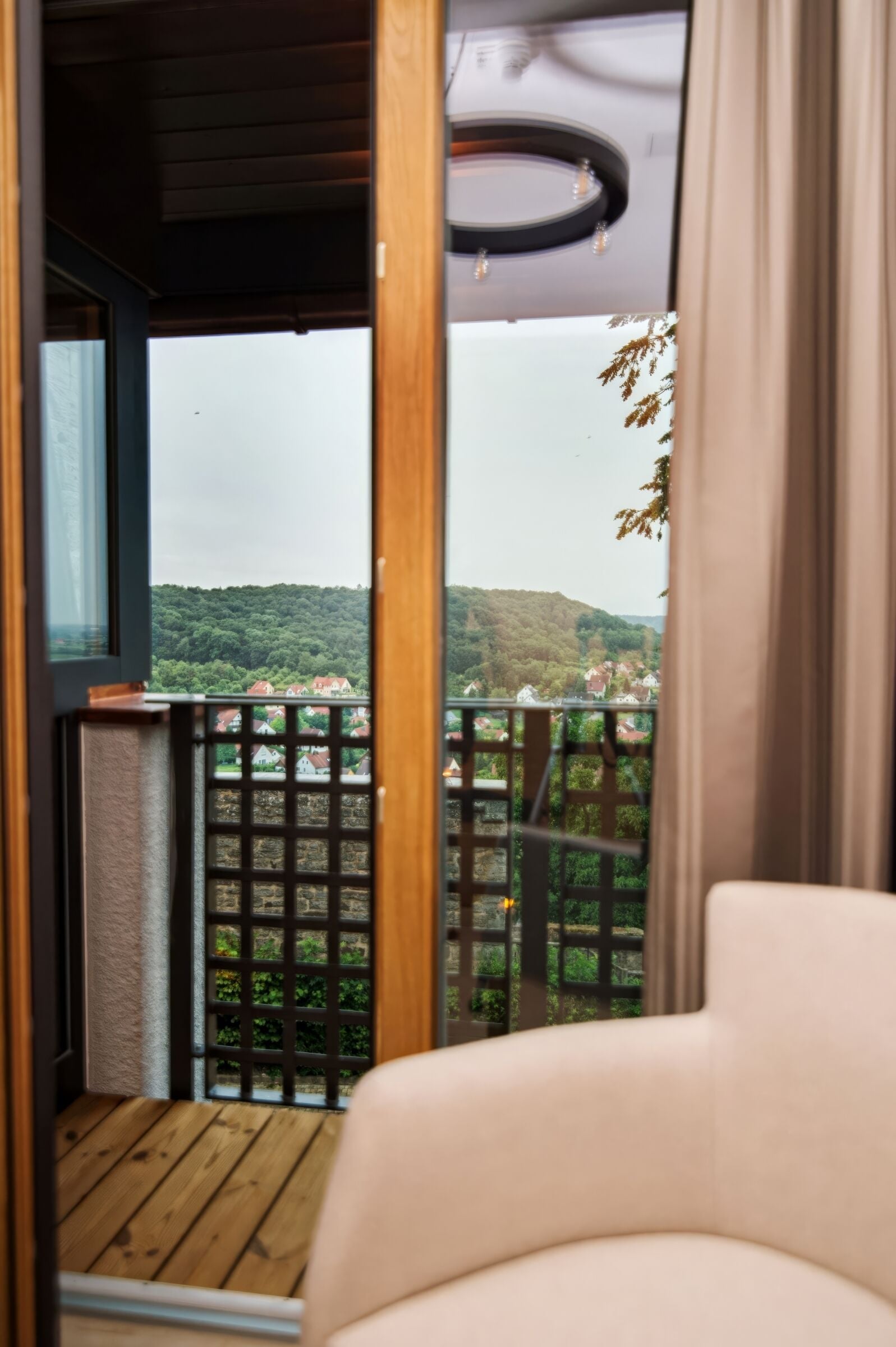 Suite panorámica | Decoración personalizada, muebles diferentes y escritorio 