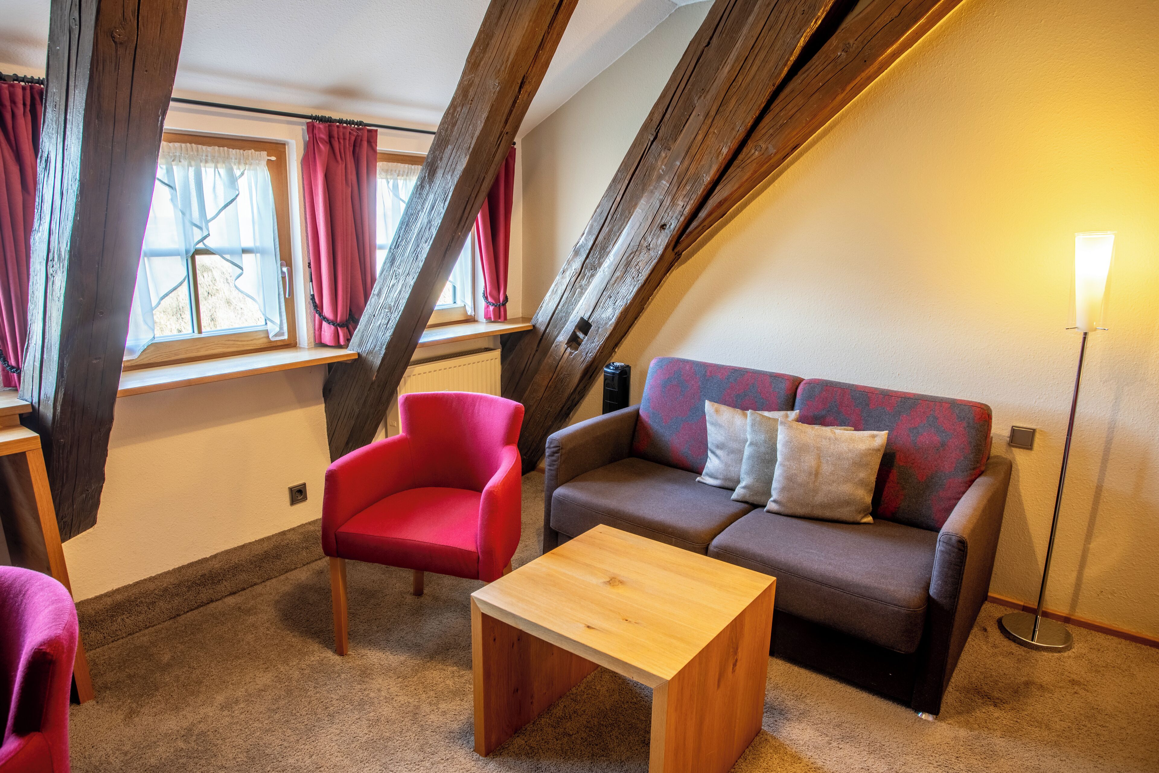 Junior-Studiosuite (Living Area) | Individuell dekoriert, individuell eingerichtet, Schreibtisch