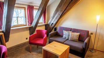 Junior-Studiosuite (Living Area) | Individuell dekoriert, individuell eingerichtet, Schreibtisch