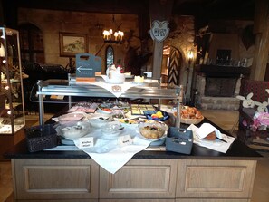 A buffet with various food items and a sign indicating a wheelchair-accessible area.