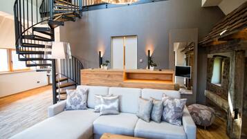 Panoramic Suite | Individually decorated, individually furnished, desk, laptop workspace