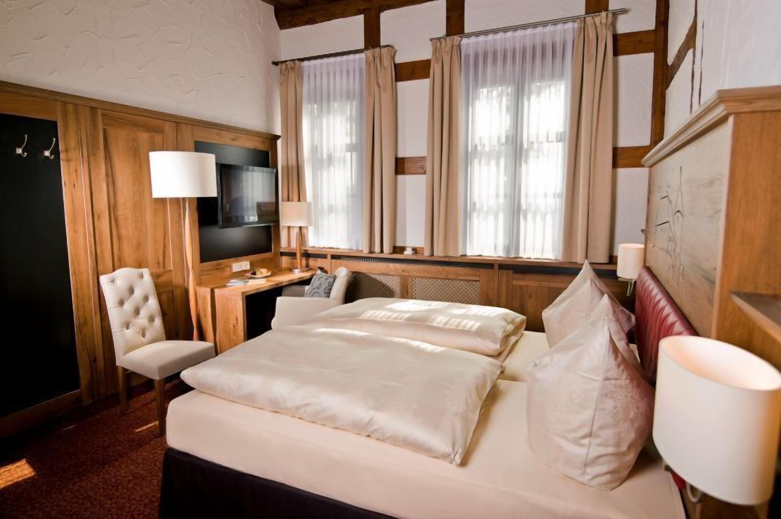 classic double room | individually decorated, individually furnished, desk, laptop workspace