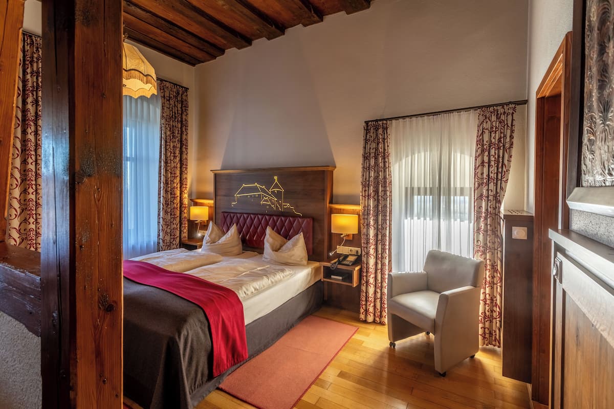 Deluxe Double Room, Jetted Tub | Desk, laptop workspace, blackout drapes, soundproofing